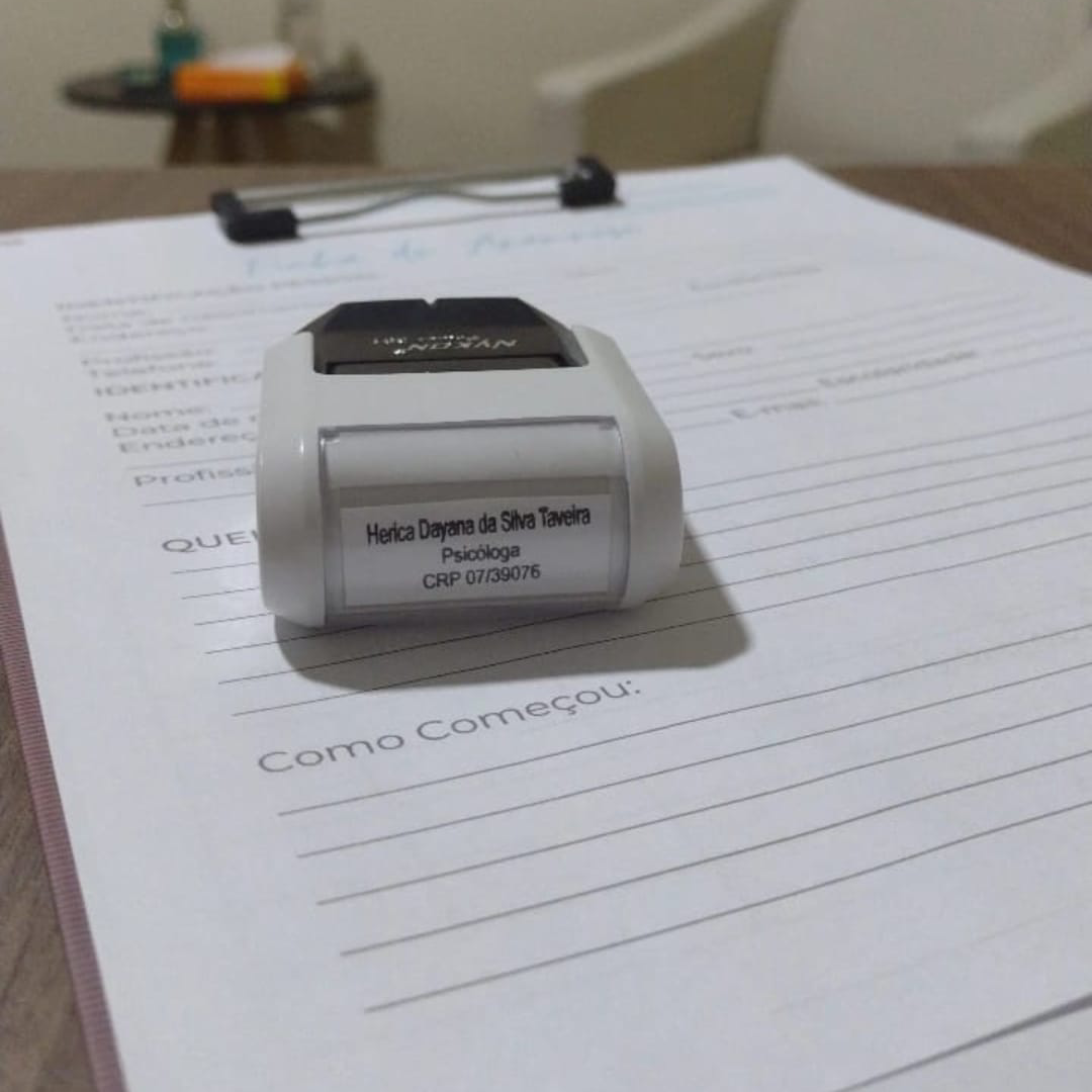 Sessão online de terapia acontecendo em notebook